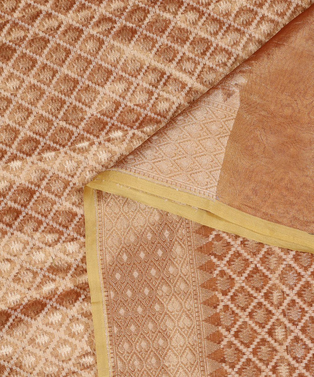 Handloom_Gold_Pure_Kora_Tissue_Banarasi_With_Diamond_Pattern_WeaverStory_04