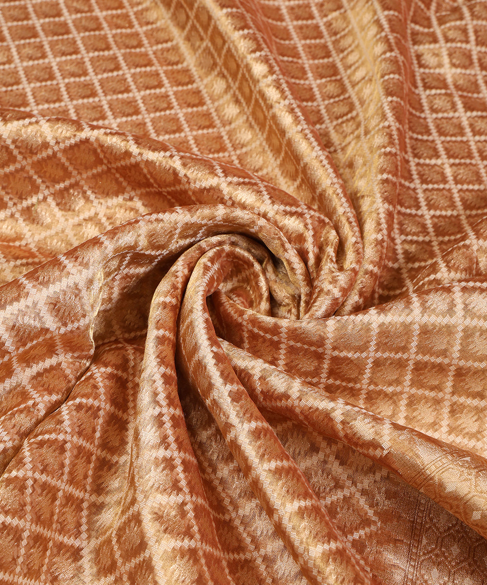 Handloom_Gold_Pure_Kora_Tissue_Banarasi_With_Diamond_Pattern_WeaverStory_05