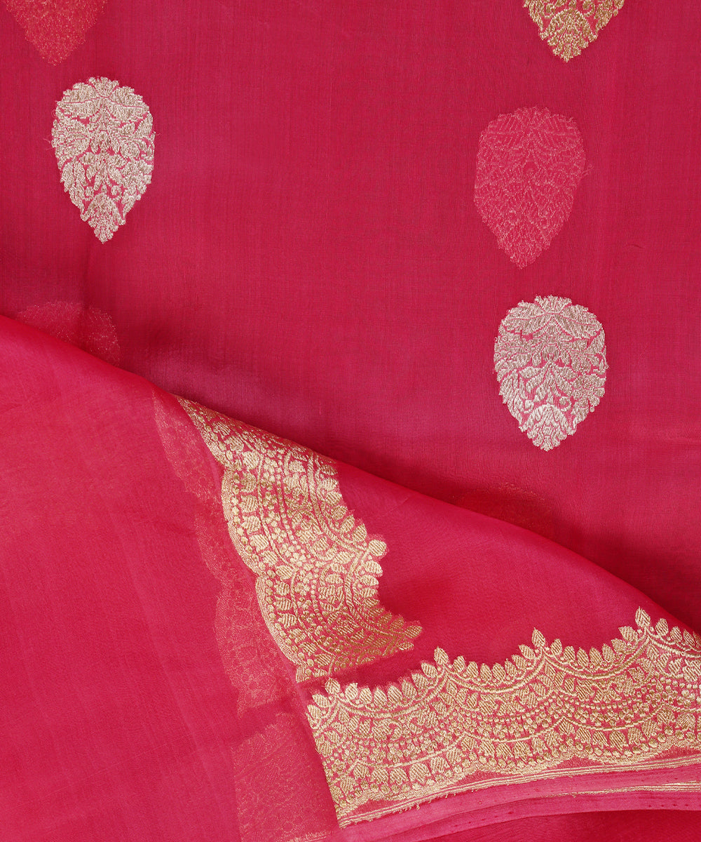 Handloom_Pink_Pure_Kora_Silk_Banarasi_Dupatta_With_Kadhwa_Booti_And_Scalloped_Border_WeaverStory_04