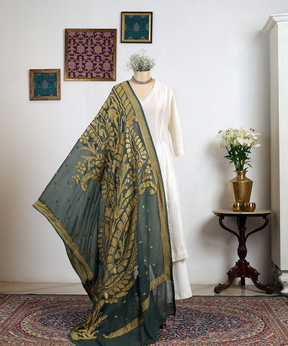 Grey_Handloom_Georgette_Banarasi_Dupatta_With_Small_Booti_And_Copper_Zari_WeaverStory_01