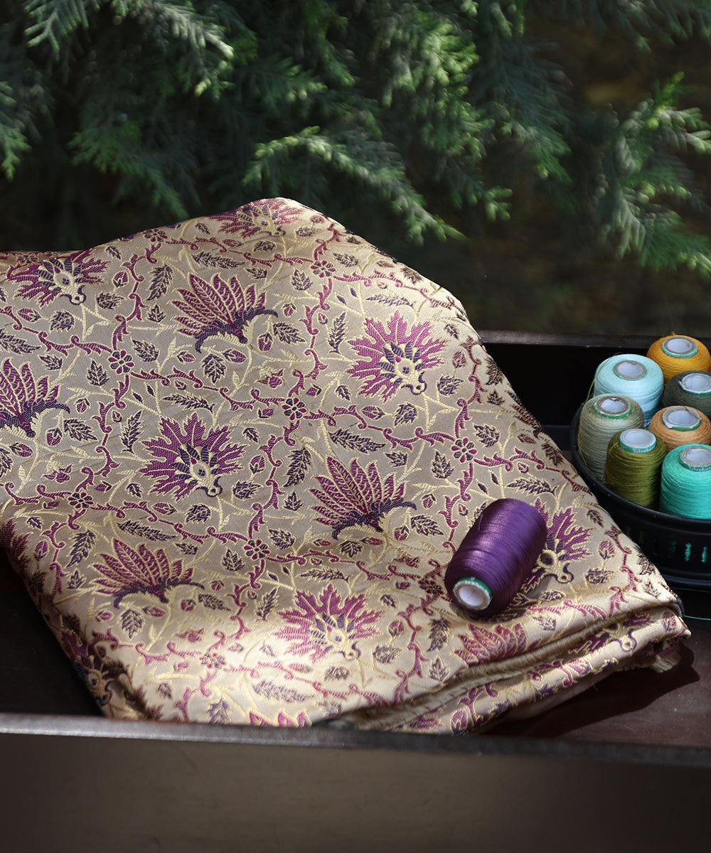 Handloom_Grey_Pure_Katan_Silk_Jamawar_Banarasi_Fabric_WeaverStory_01