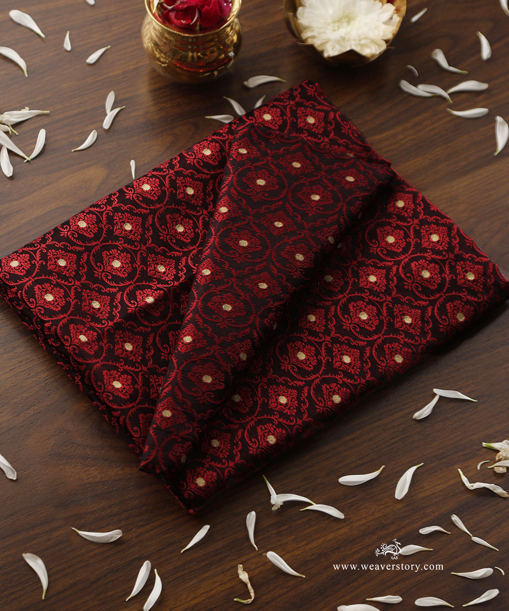 Maroon_And_Black_Handloom_Pure_Katan_Silk_Tanchoi_Banarasi_Fabric_With_Zari_Booti_WeaverStory_01