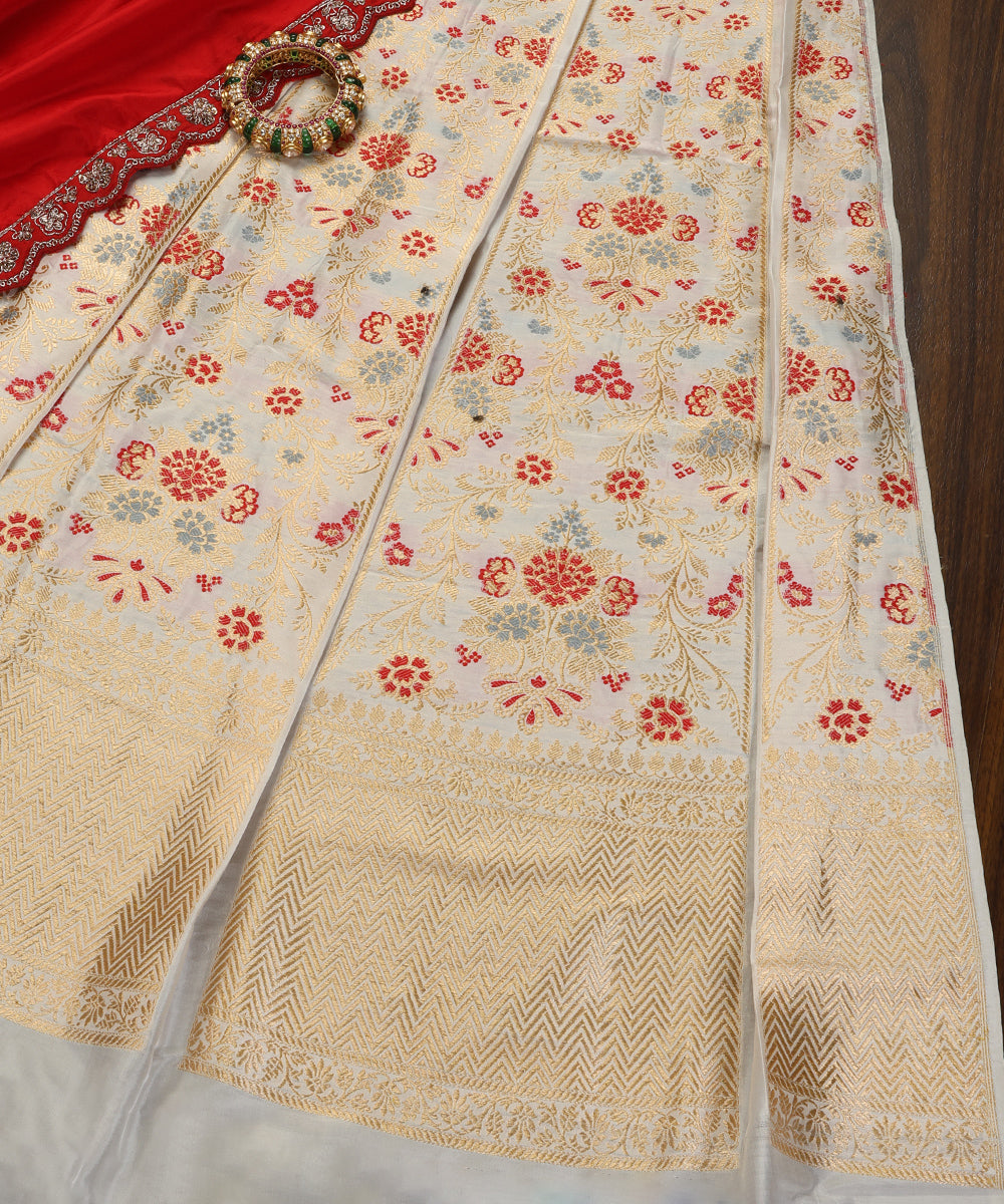 White_Handloom_Pure_Katan_Silk_Banarasi_Lehenga_With_Red_Kadhwa_Meenakari_WeaverStory_01