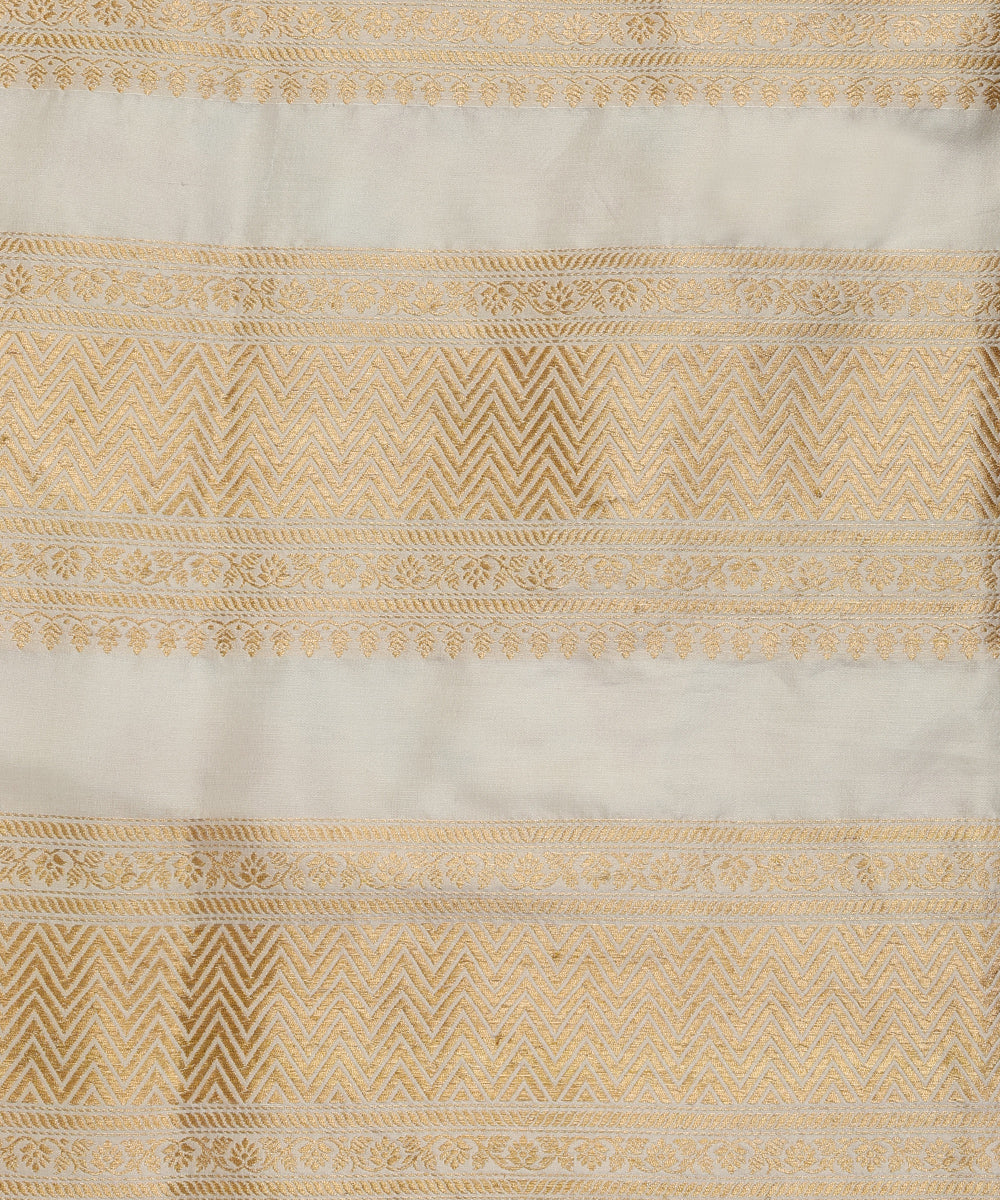 White_Handloom_Pure_Katan_Silk_Banarasi_Lehenga_With_Red_Kadhwa_Meenakari_WeaverStory_05
