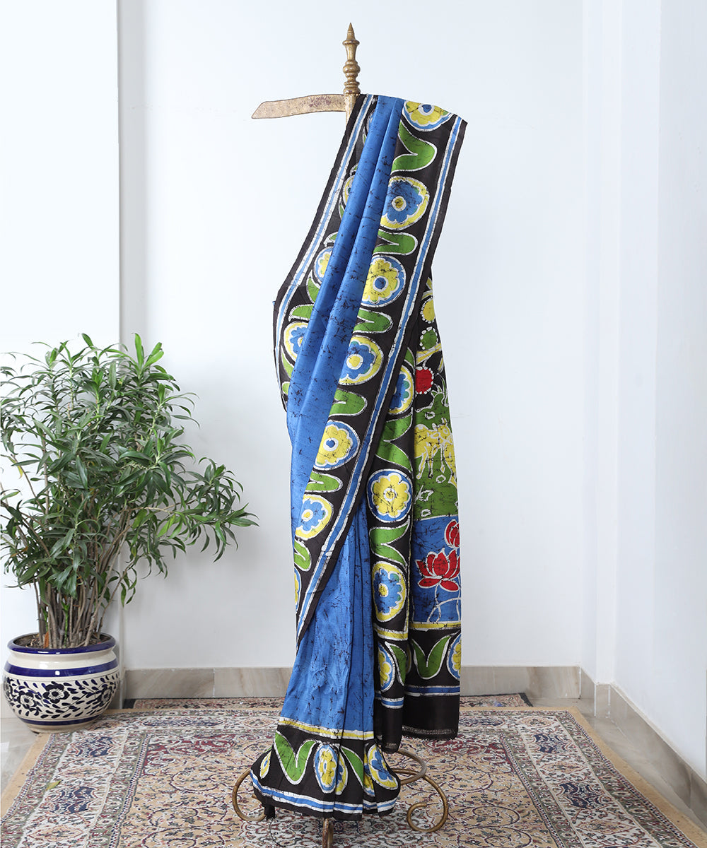 Blue_Handloom_Pure_Mulberry_Silk_Hand_Batik_Saree_With_Lotus_Flower_Motif_And_Brown_Border_WeaverStory_01