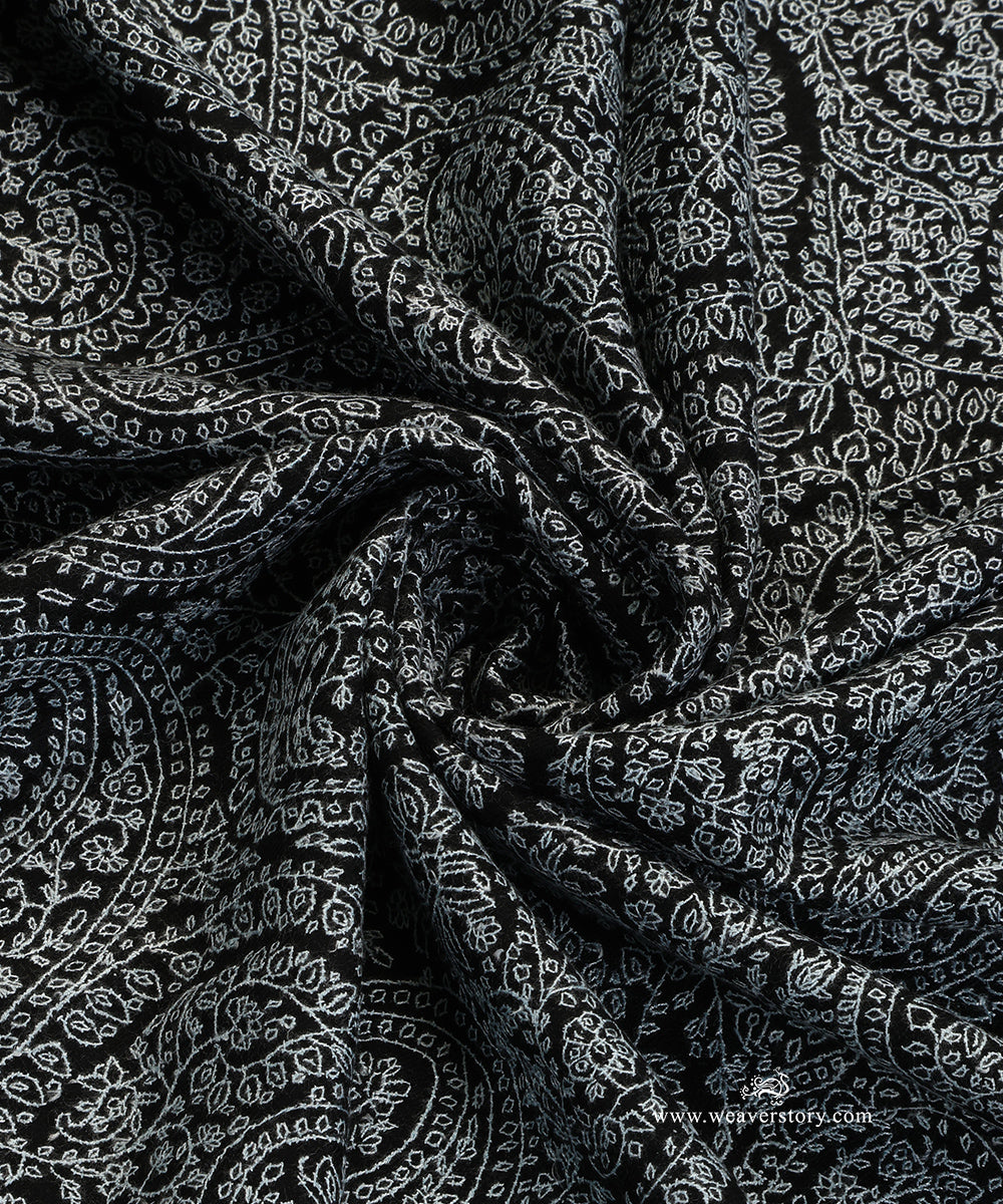 Black_And_White_Pure_Pashmina_Shawl_With_Sozinikari_Needle_Work_WeaverStory_06