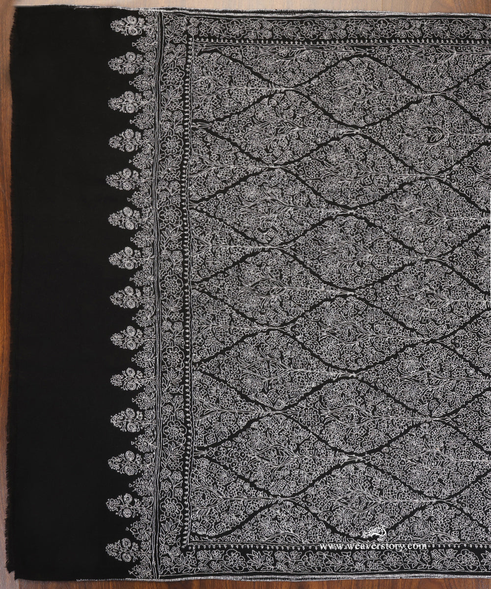 Black_Pure_Pashmina_Shwal_With_White_Sozinikari_Jaal_WeaverStory_03