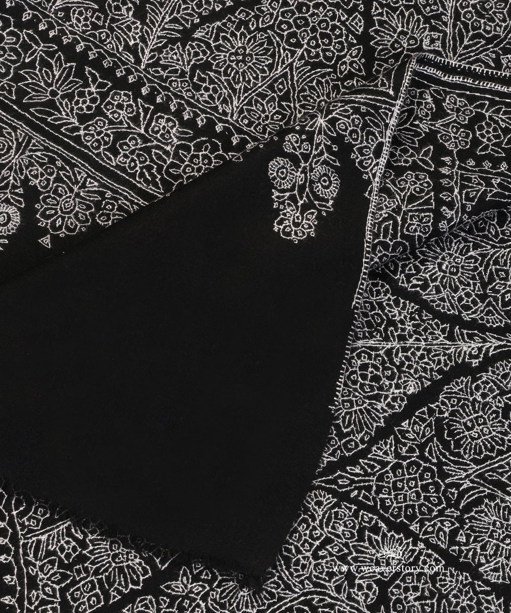Black_Pure_Pashmina_Shwal_With_White_Sozinikari_Jaal_WeaverStory_05