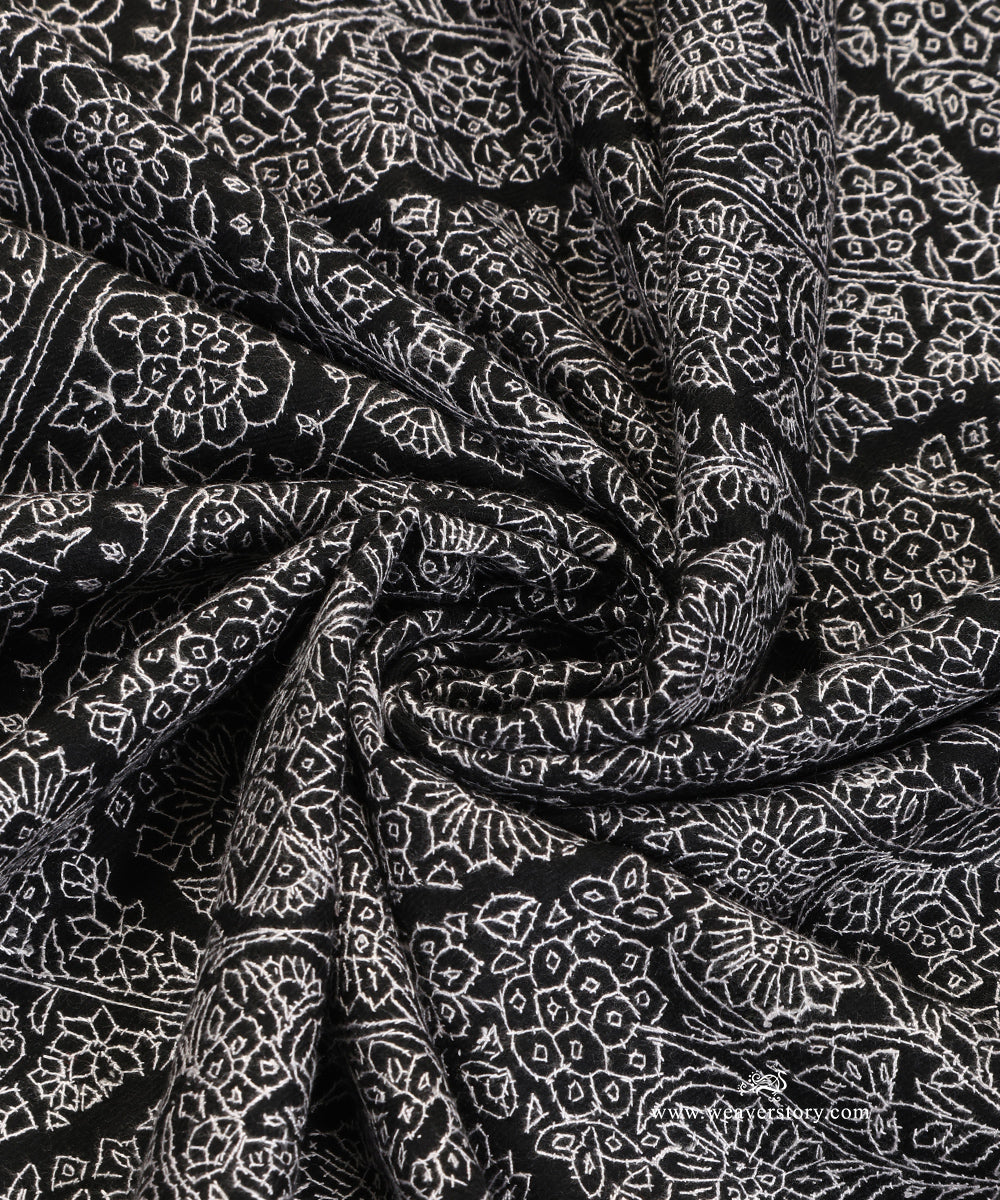Black_Pure_Pashmina_Shwal_With_White_Sozinikari_Jaal_WeaverStory_06
