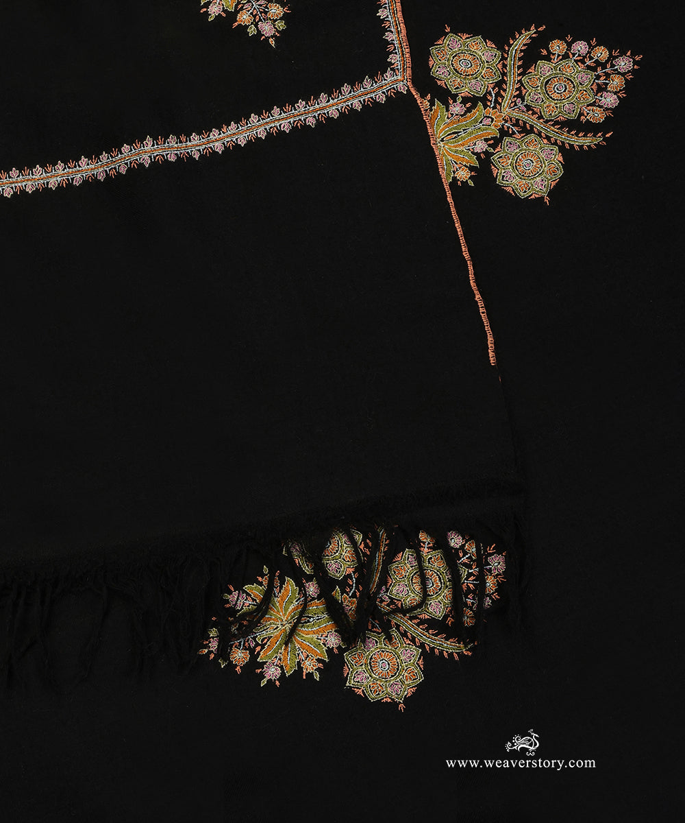 Black_Pure_Pashmina_Shawl_With_Golden_Soznikari_Booti_WeaverStory_05