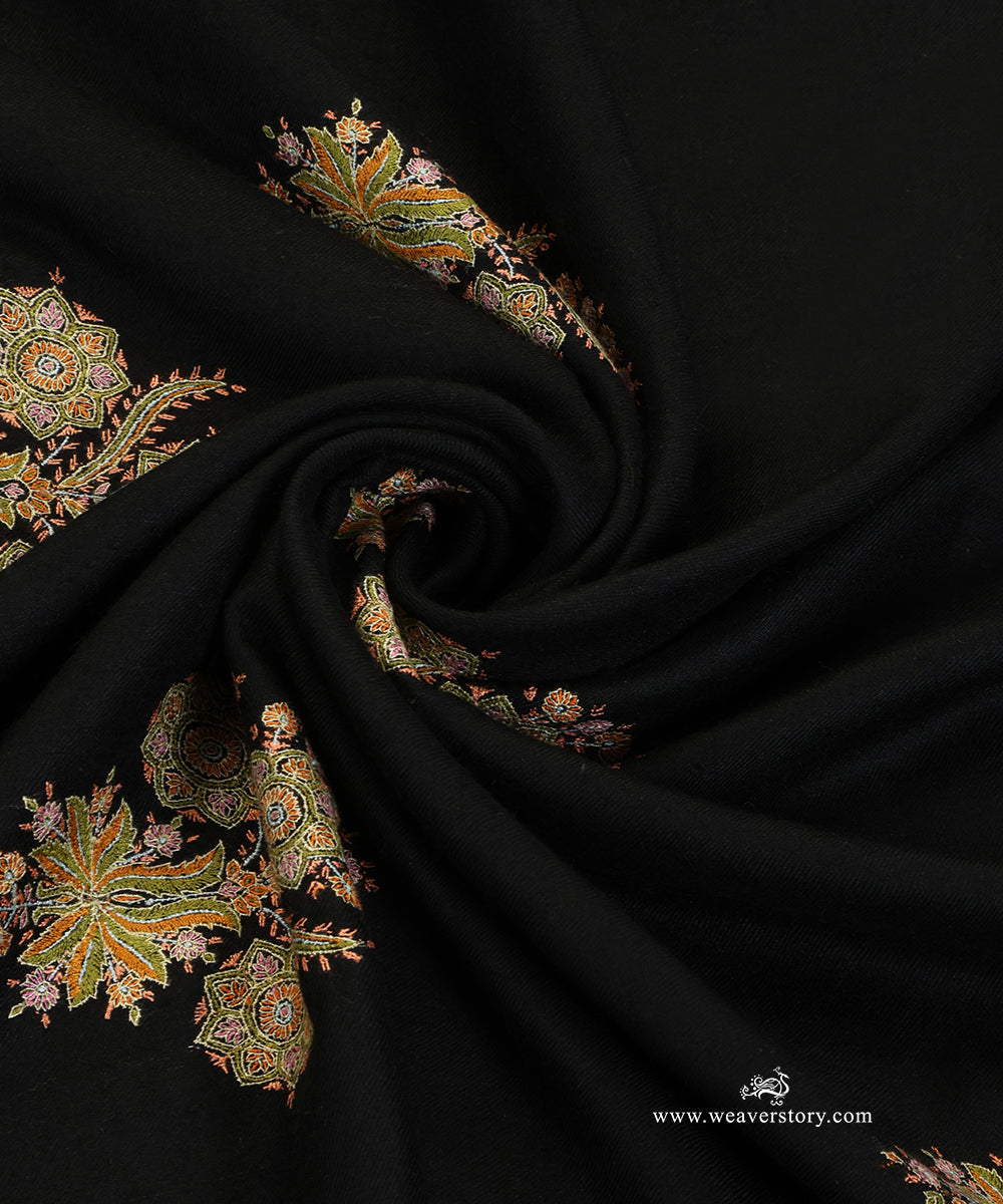 Black_Pure_Pashmina_Shawl_With_Golden_Soznikari_Booti_WeaverStory_06