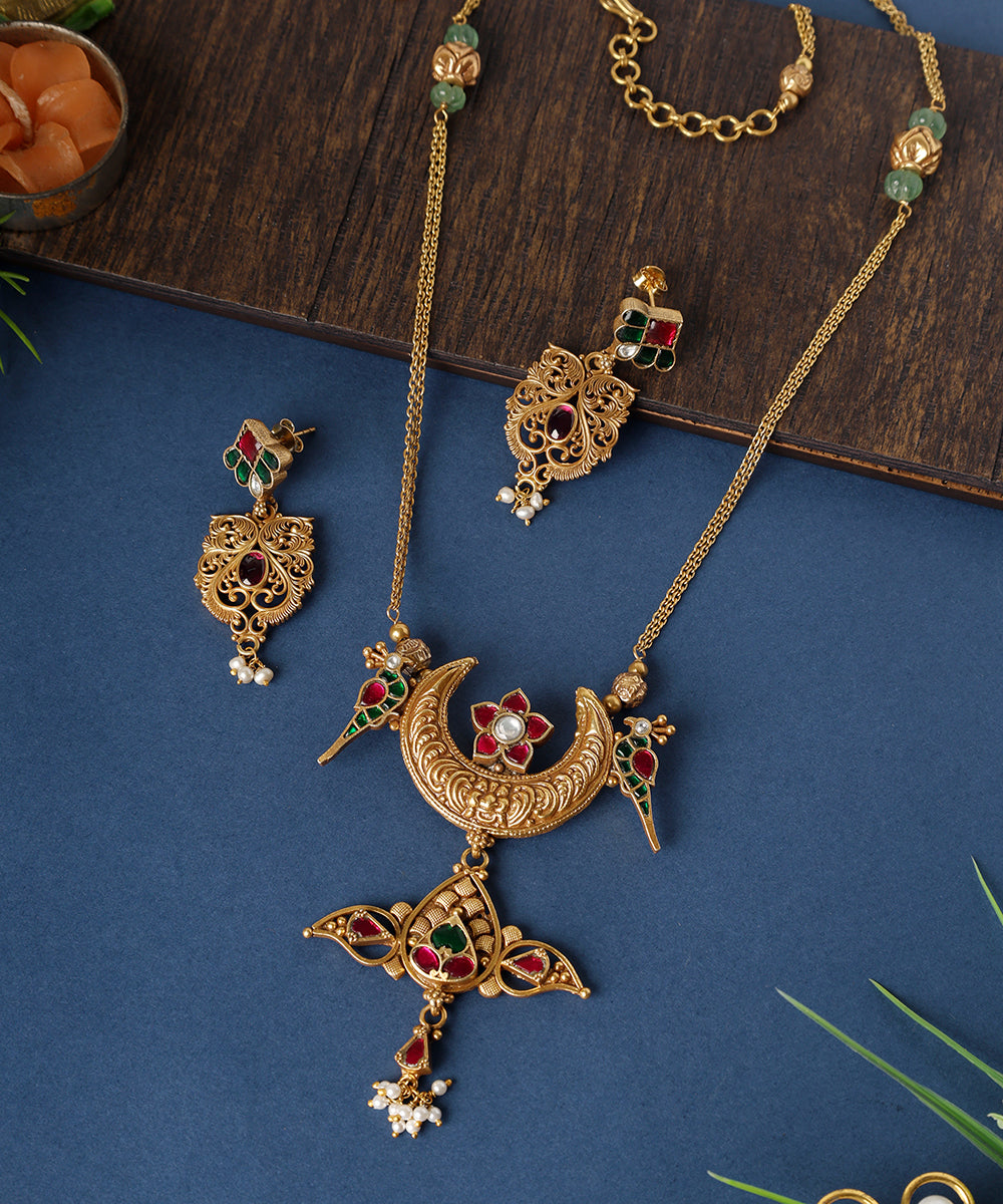 Farrah_Handcrafted_Golden_Pure_Silver_Necklace_Set_With_Kundan_WeaverStory_01