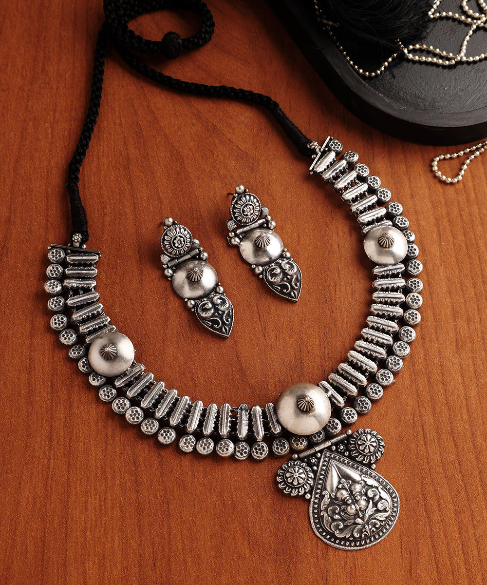 Malika_Handcrafted_Oxidised_Pure_Silver_Necklace_Set_WeaverStory_01