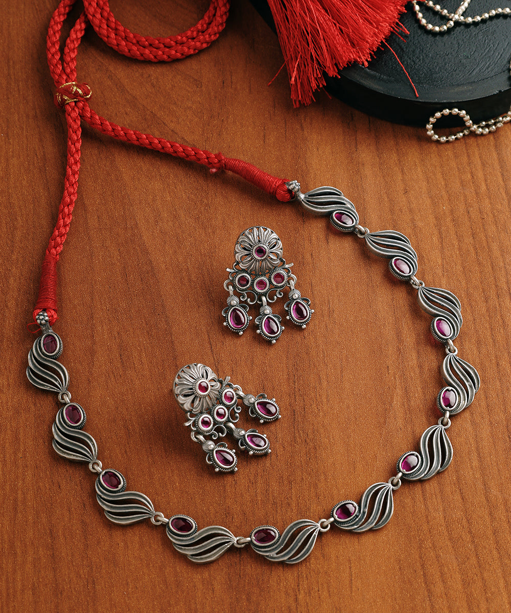 Munya_Handcrafted_Oxidised_Pure_Silver_Necklace_Set_With_Kempstone_WeaverStory_01