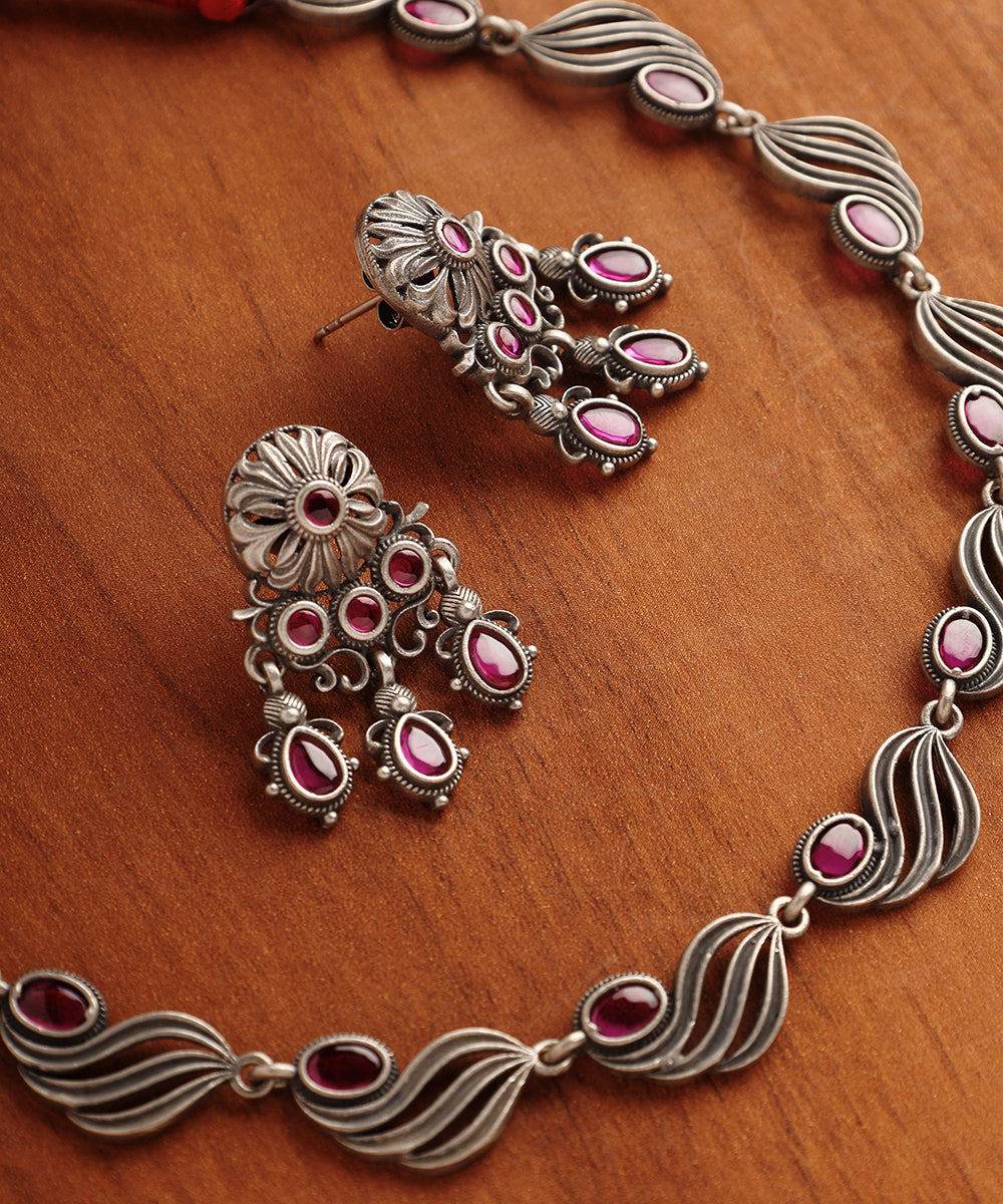 Munya_Handcrafted_Oxidised_Pure_Silver_Necklace_Set_With_Kempstone_WeaverStory_02