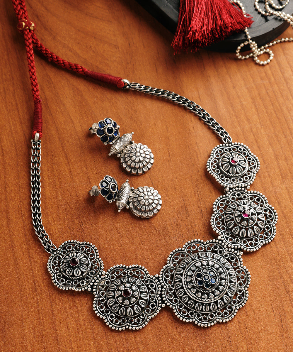 Naliba_Handcrafted_Oxidised_Pure_Silver_Necklace_Set_With_Kempstone_In_Floral_Motifs_WeaverStory_01