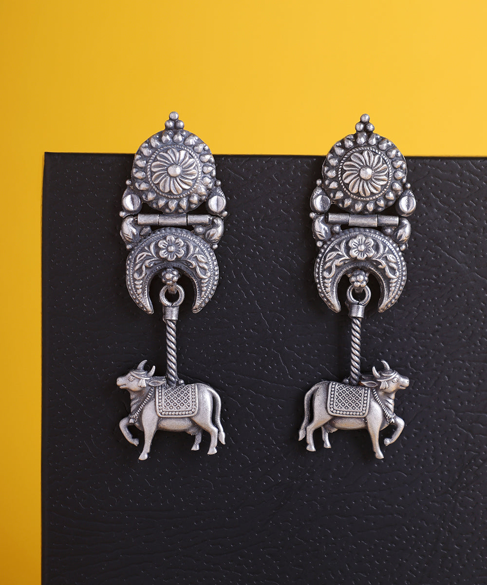 Zeeba_Handcrafted_Oxidised_Pure_Silver_Earrings_With_Kempstones_And_Cow_Motif_WeaverStory_01