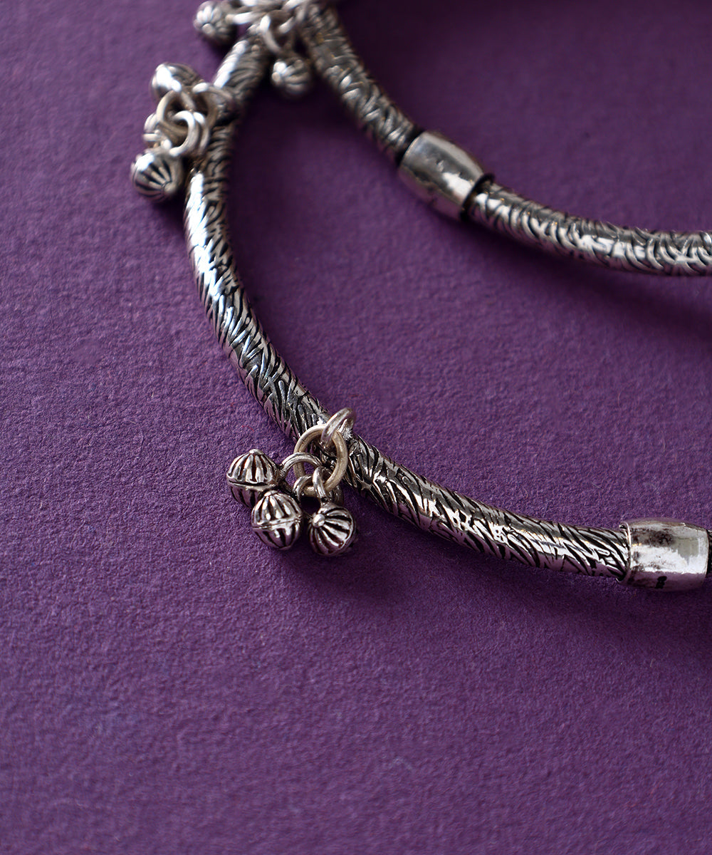 Aavya_Handcrafted_Pure_Silver_Anklets_With_Ghungroos_WeaverStory_02