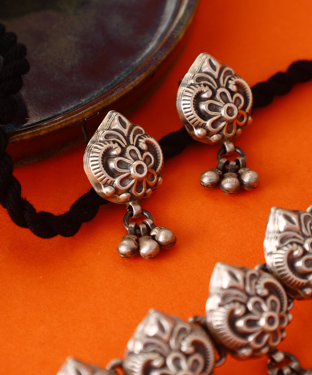 Inara_Handcrafted_Pure_Silver_Choker_Set_With_Ghungroos_WeaverStory_02