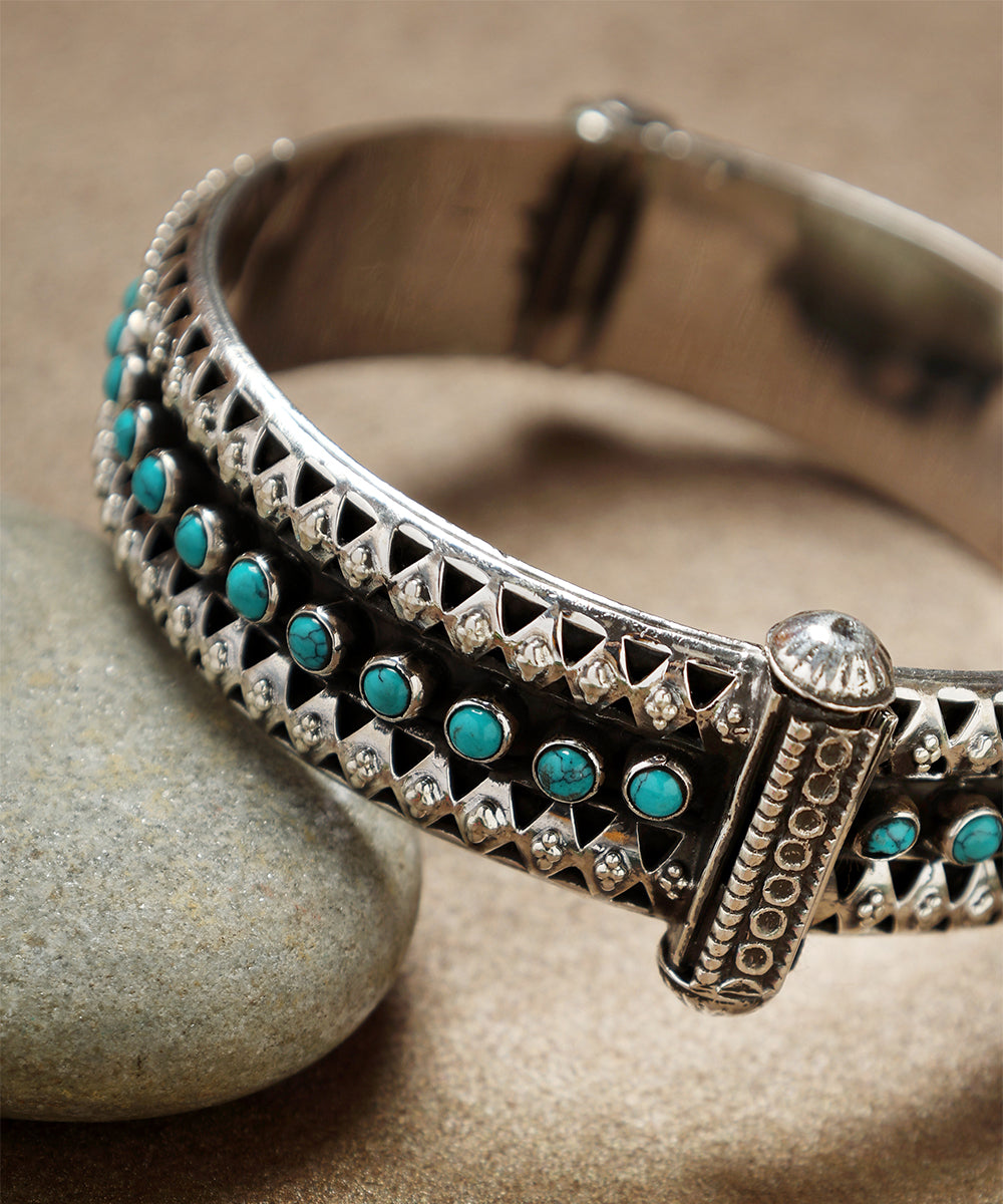 Anik_Handcrafted_Turquiose_Oxidised_Pure_Silver_Bangle_WeaverStory_02