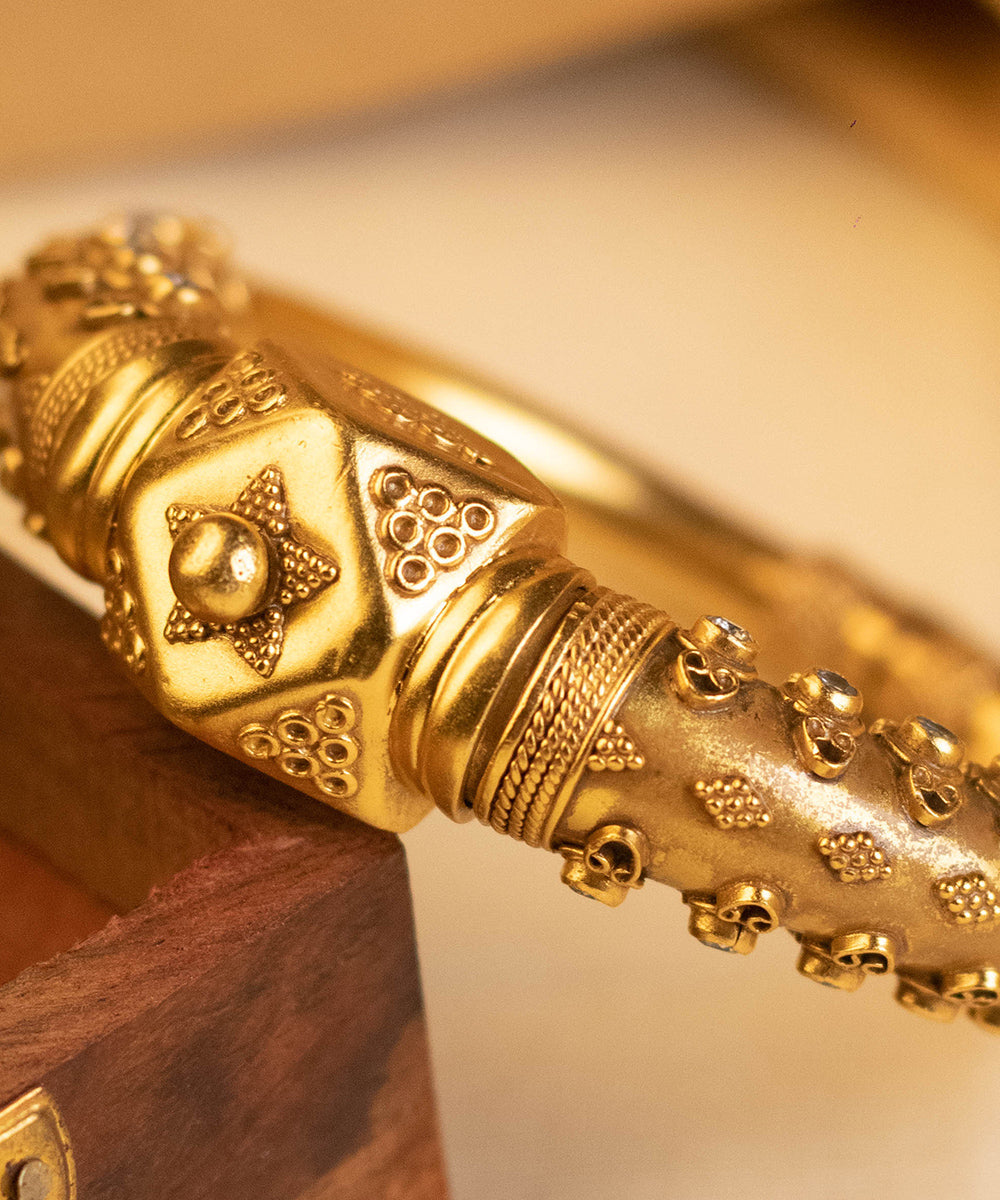 Madhu_Handcrafted_Pure_Silver_Bangle_WeaverStory_02