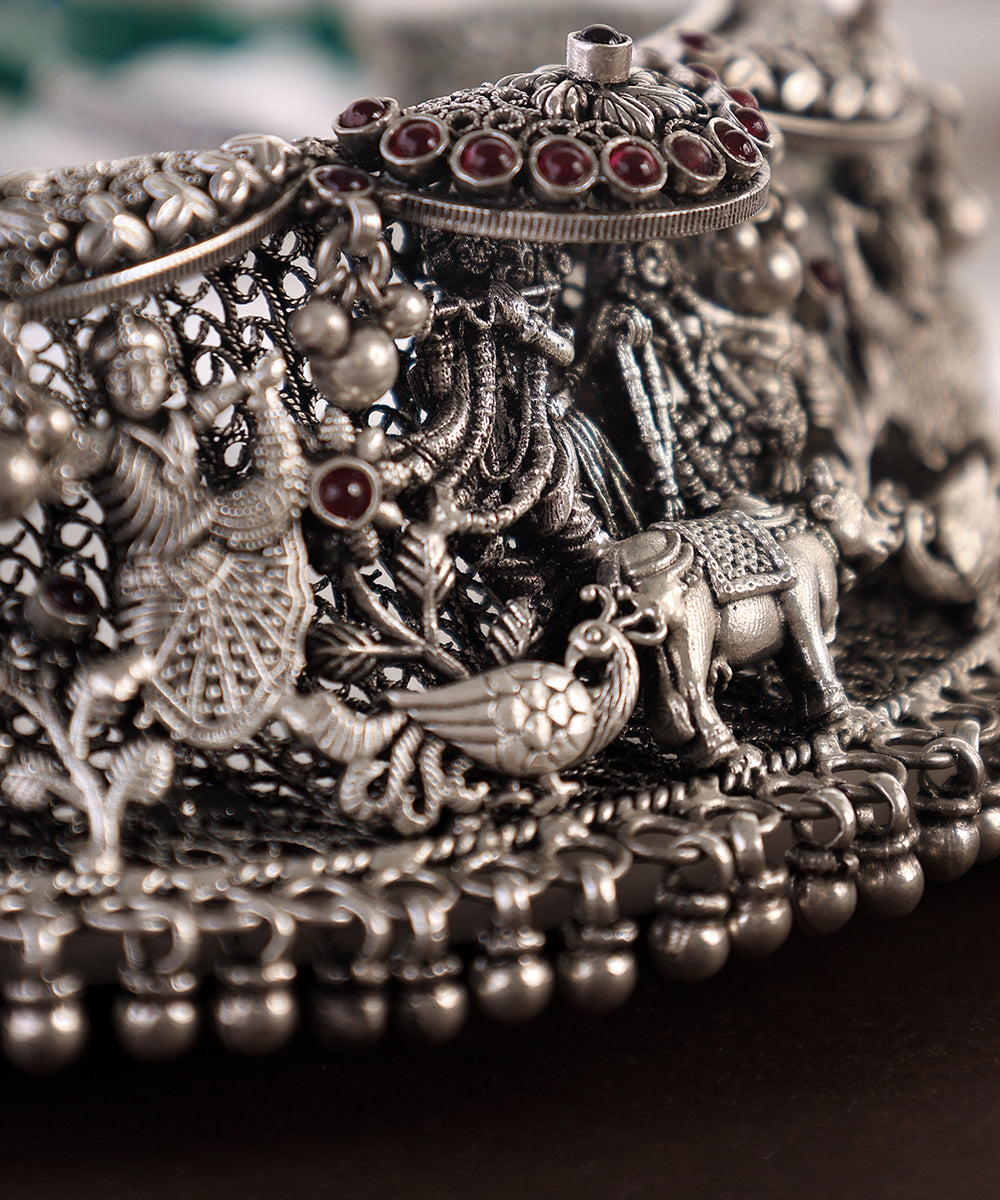 Atha_Handcrafted_Oxidised_Pure_Silver_Necklace_With_Kempstones_And_Necklace_Motifs_WeaverStory_02
