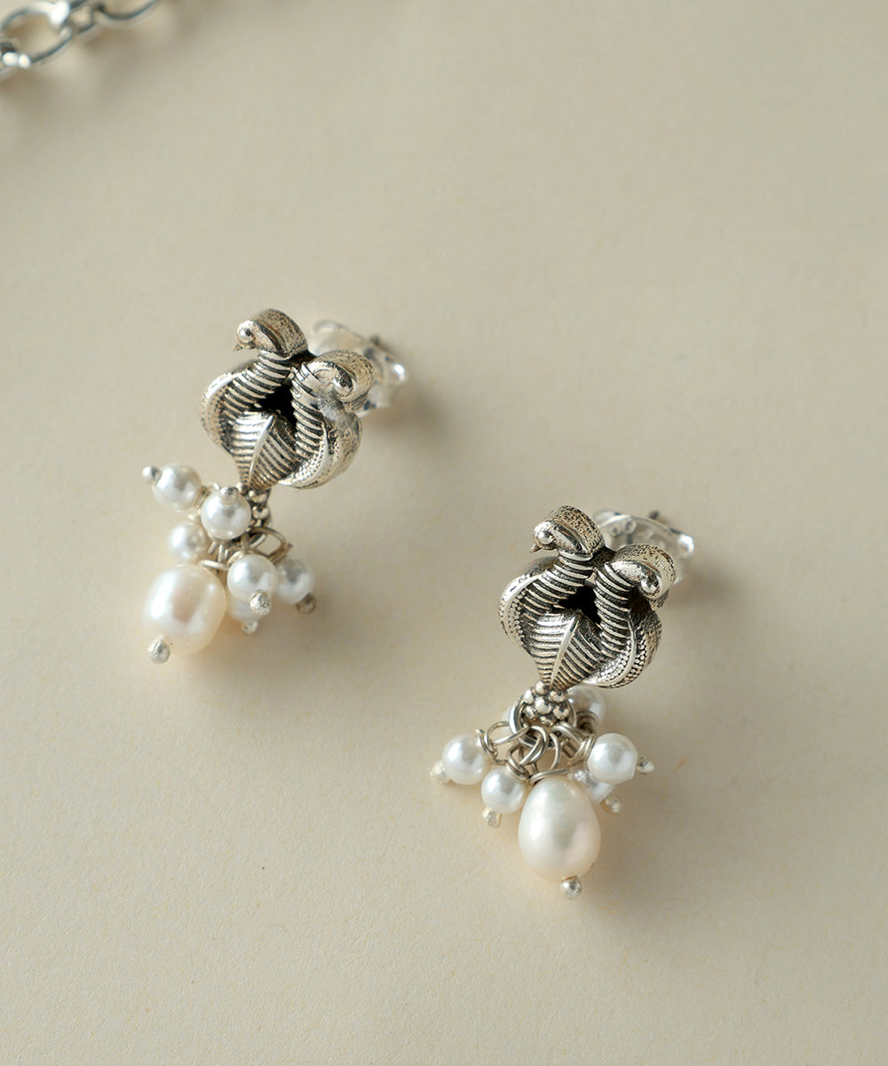 Urshita_Handcrafted_Oxidised_Pure_Silver_Necklace_Set_With_Pearls_WeaverStory_02