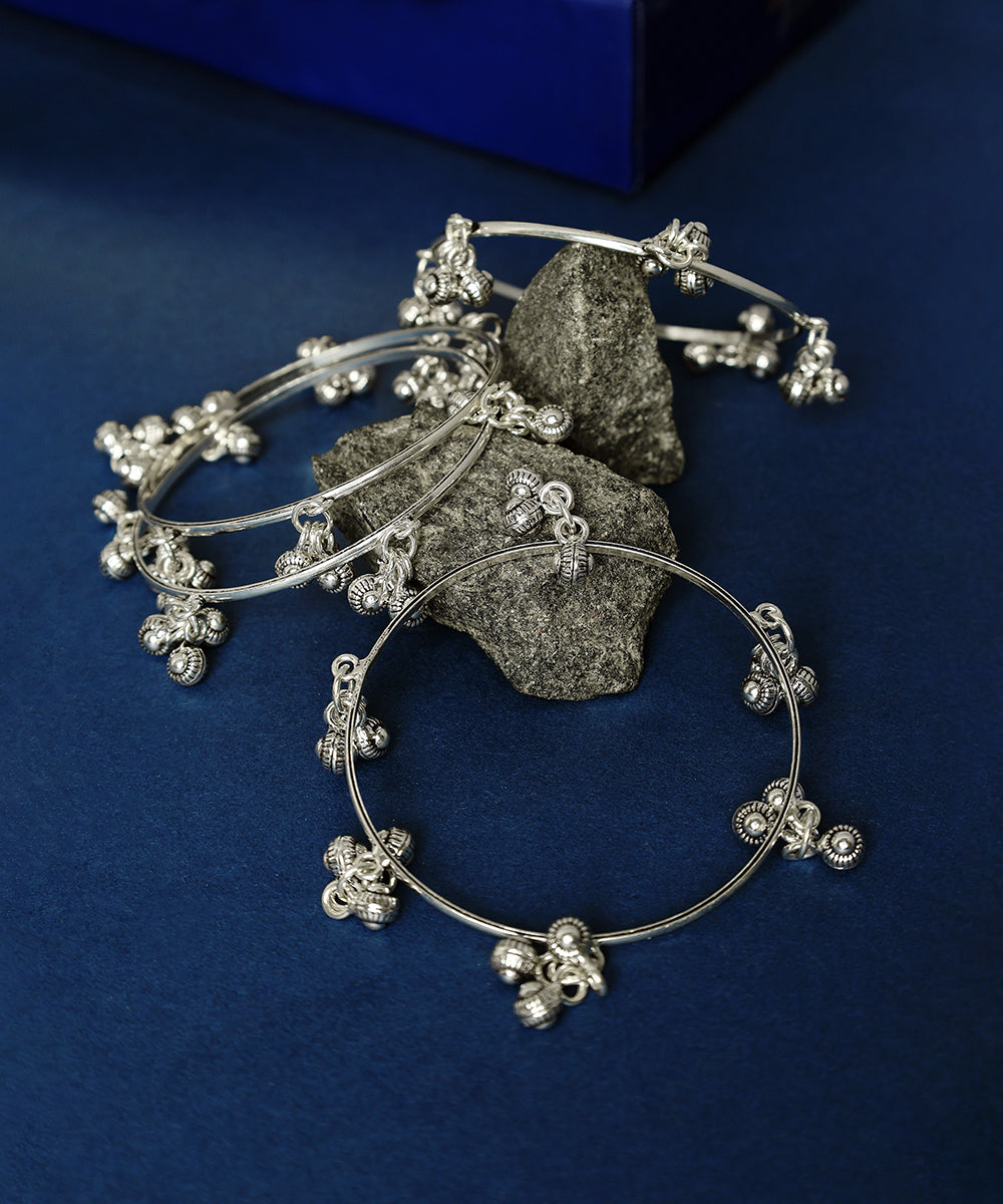 Girija_Handcrafted_Oxidised_Pure_Silver_Bangles_With_Ghunghroo_WeaverStory_01