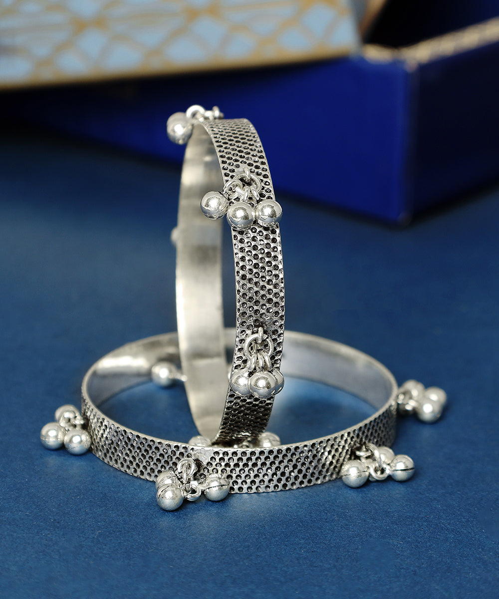 Pranisha_Handcrafted_Oxidised_Pure_Silver_Bangles_With_Ghunghroo_WeaverStory_01
