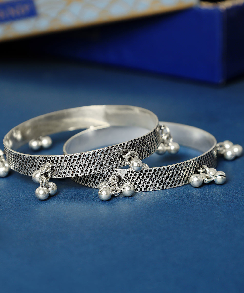 Pranisha_Handcrafted_Oxidised_Pure_Silver_Bangles_With_Ghunghroo_WeaverStory_02