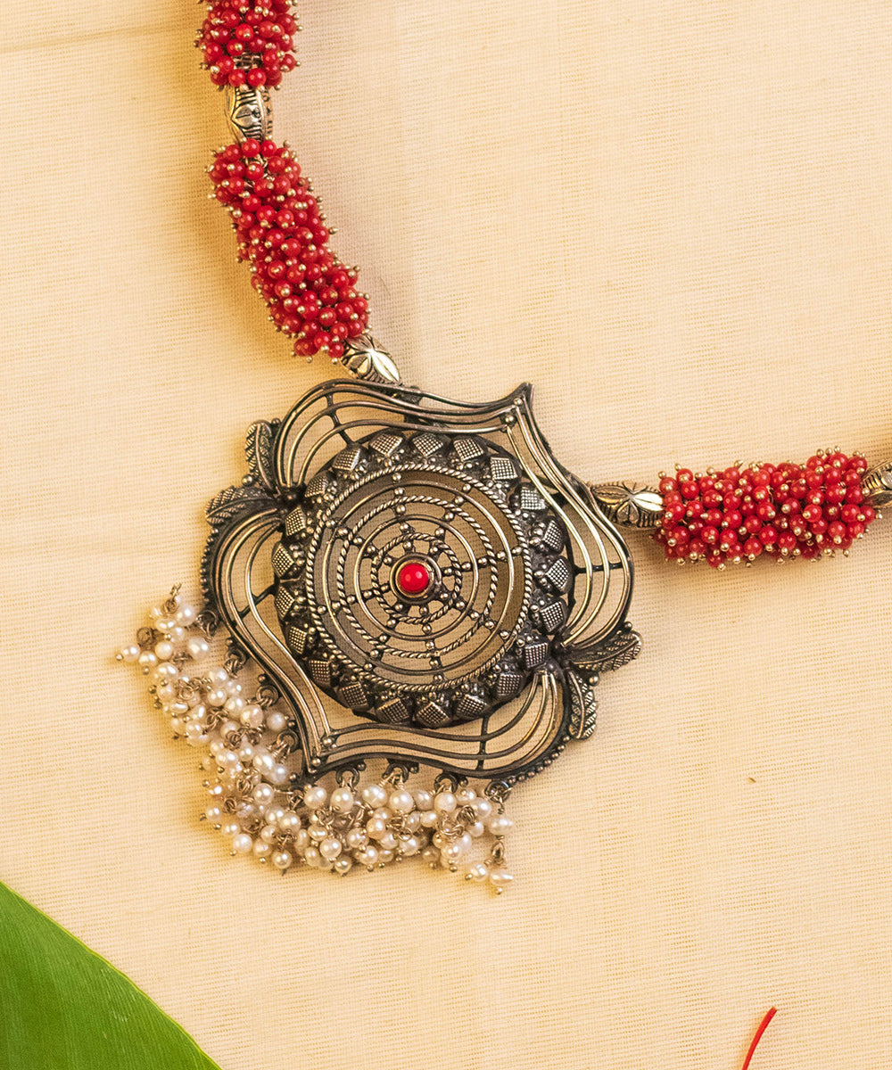 Fritha_Handcrafted_Oxidised_Pure_Silver_Necklace_With_Kempstones_and_Pearls_WeaverStory_02