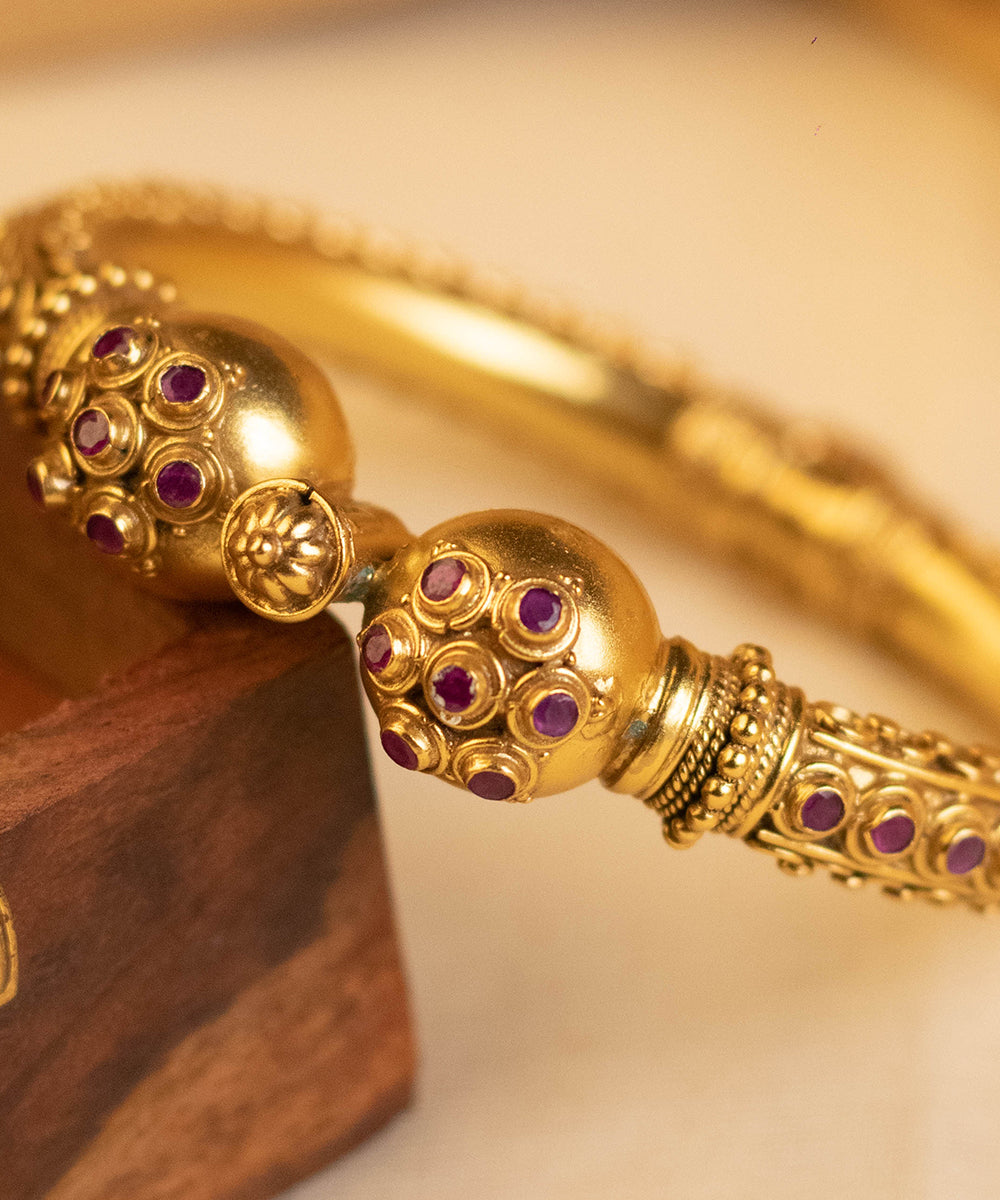 Kamya_Handcrafted_Pure_Silver_Bangle_With_Onyx_WeaverStory_02