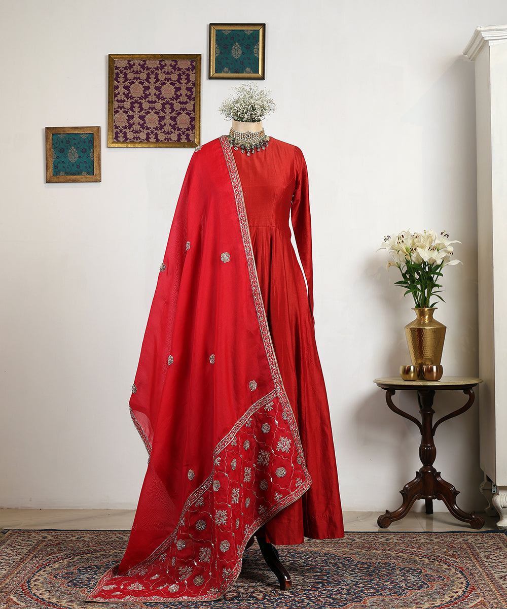 Red_Handloom_Organza_Dupatta_With_Hand_Embroidery_On_Palla_WeaverStory_01