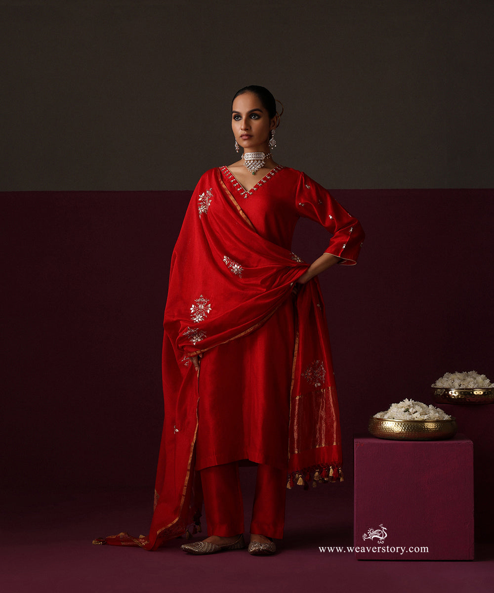 Front view of Aafreen’s blood red Chanderi straight kurta with embroidered V neckline and matching pants