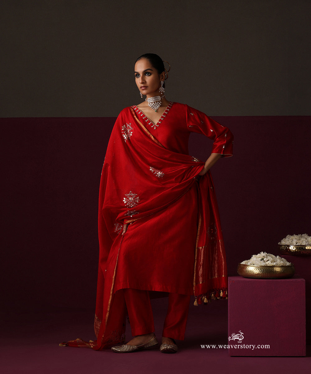 Model wearing Aafreen with its floral boota dupatta draped across the front