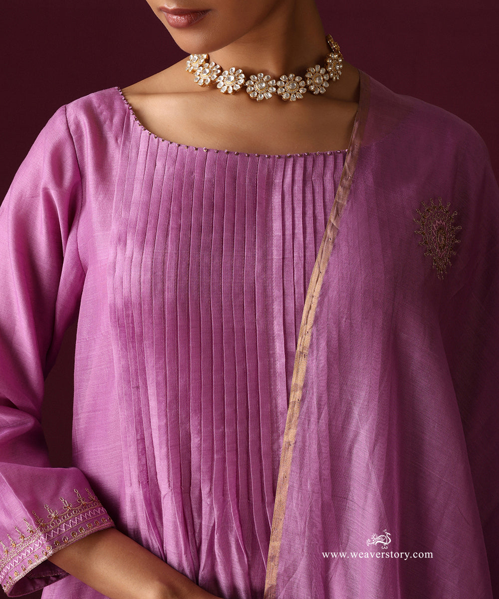 Close-up of the rounded neckline, vertical pleats and embroidered boota on the orchid purple dupatta