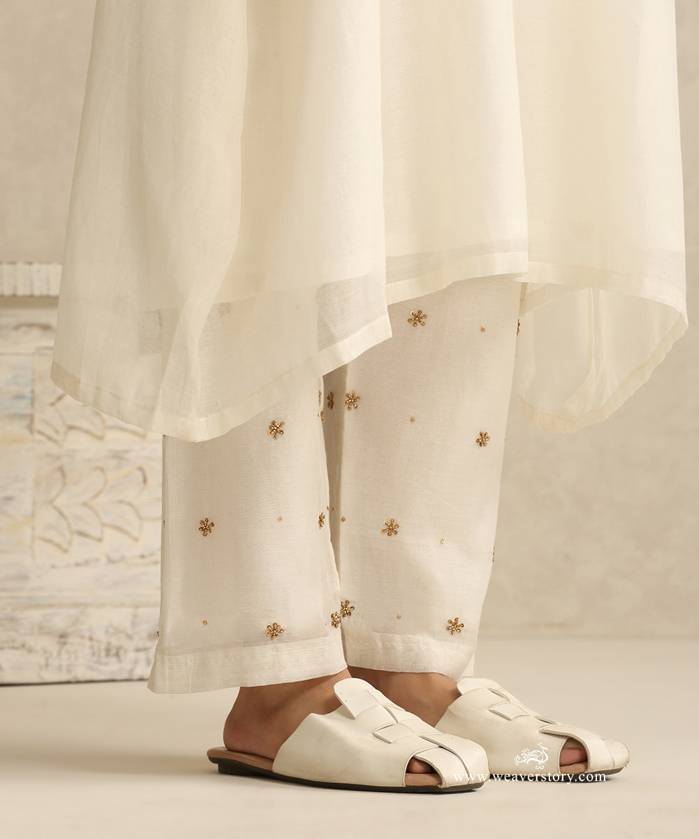 Off_White_Handloom_Mul_Chanderi_Suit_With_Cotton_Tissue_Yoke_And_Embroiderd_Pant_WeaverStory_05