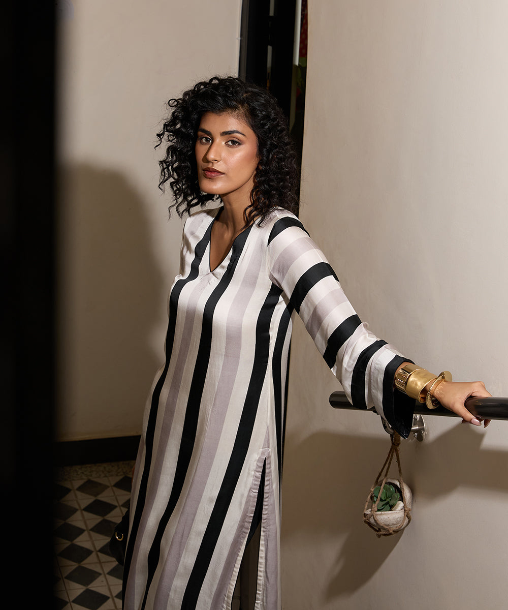 Monochrome_Wide_Stripe_Kurta_Set_WeaverStory_03