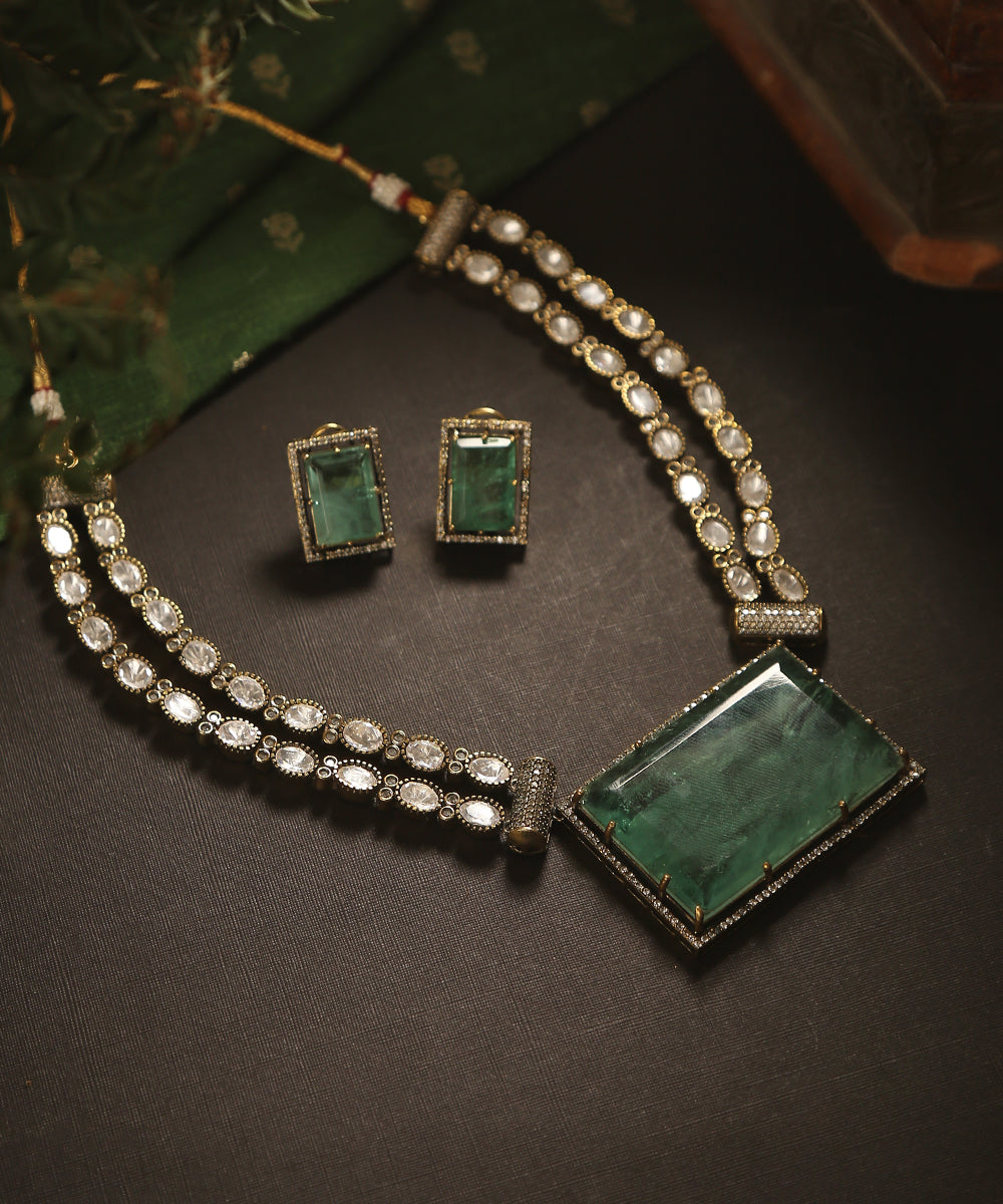 Daneen_Handcrafted_Necklace_Set_With_Green_Semi_Precious_Stones_WeaverStory_01