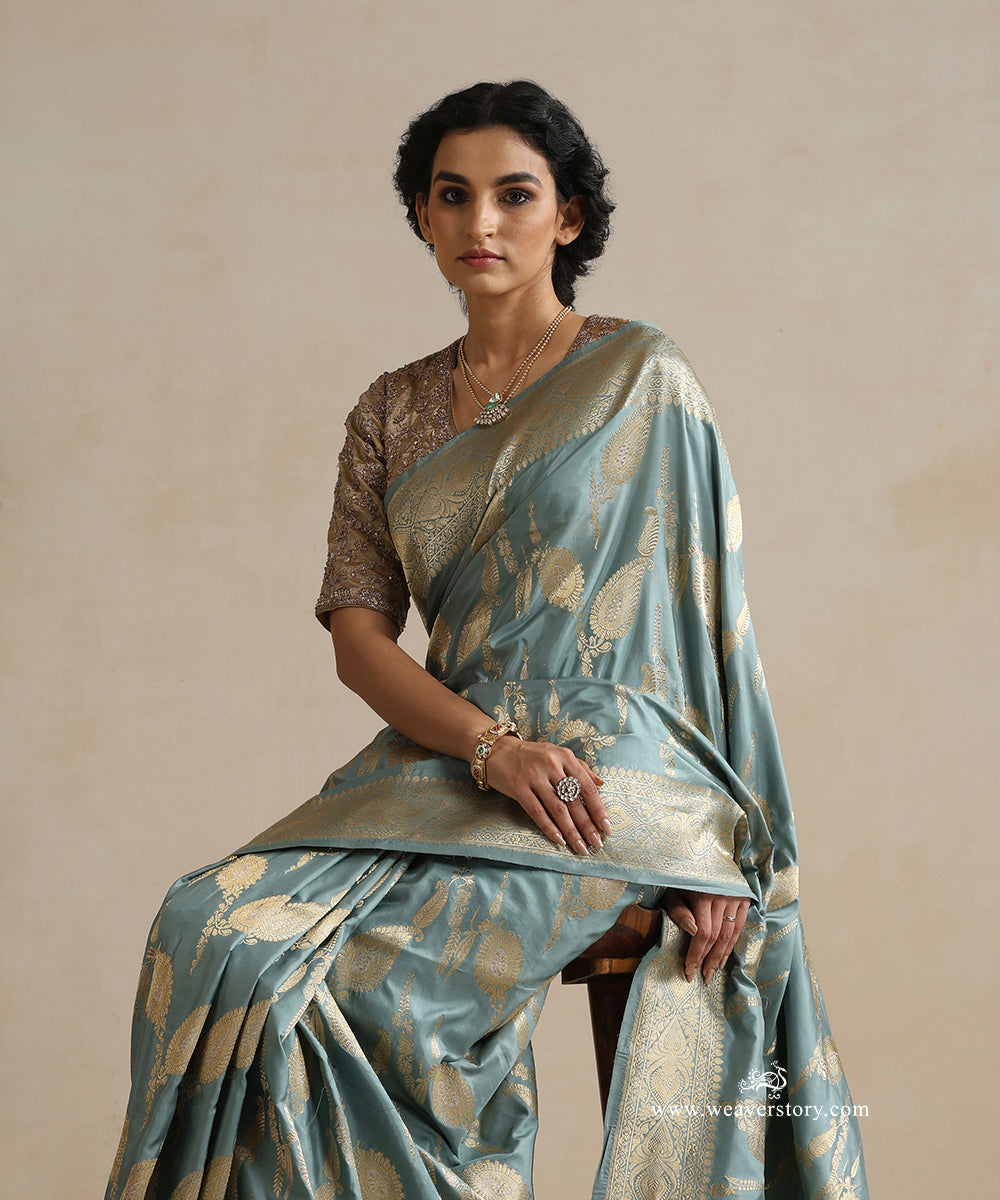 Powder_Blue_Handloom_Pure_Katan_Silk_Sona_Rupa_Banarasi_Saree_With_Jaal_And_Leaves_Motifs_WeaverStory_01