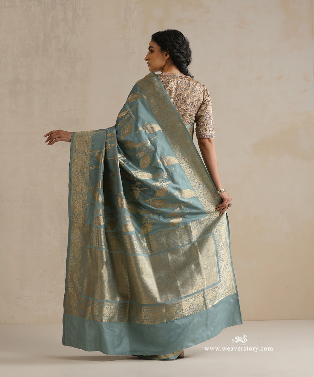 Powder_Blue_Handloom_Pure_Katan_Silk_Sona_Rupa_Banarasi_Saree_With_Jaal_And_Leaves_Motifs_WeaverStory_03