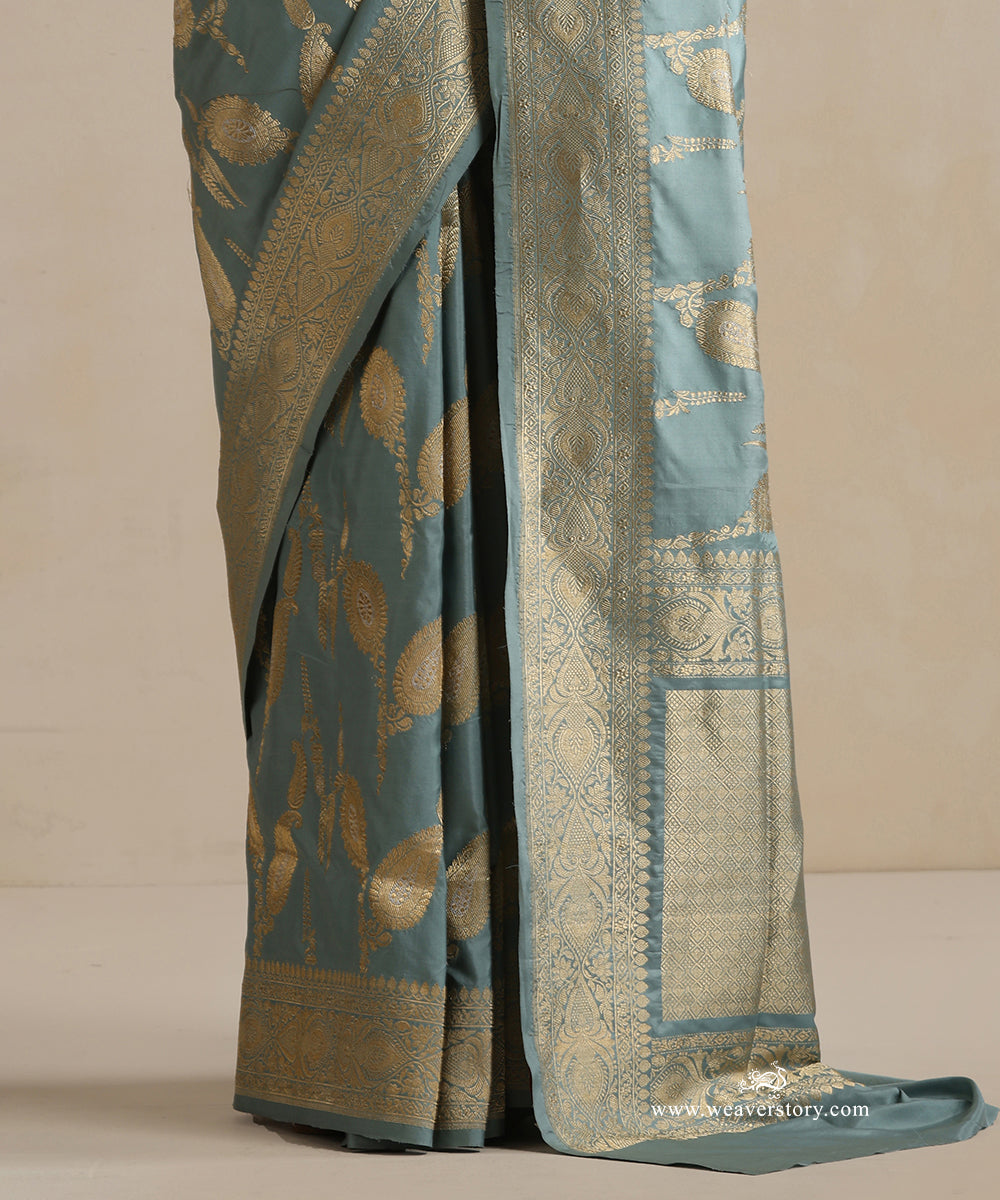 Powder_Blue_Handloom_Pure_Katan_Silk_Sona_Rupa_Banarasi_Saree_With_Jaal_And_Leaves_Motifs_WeaverStory_04