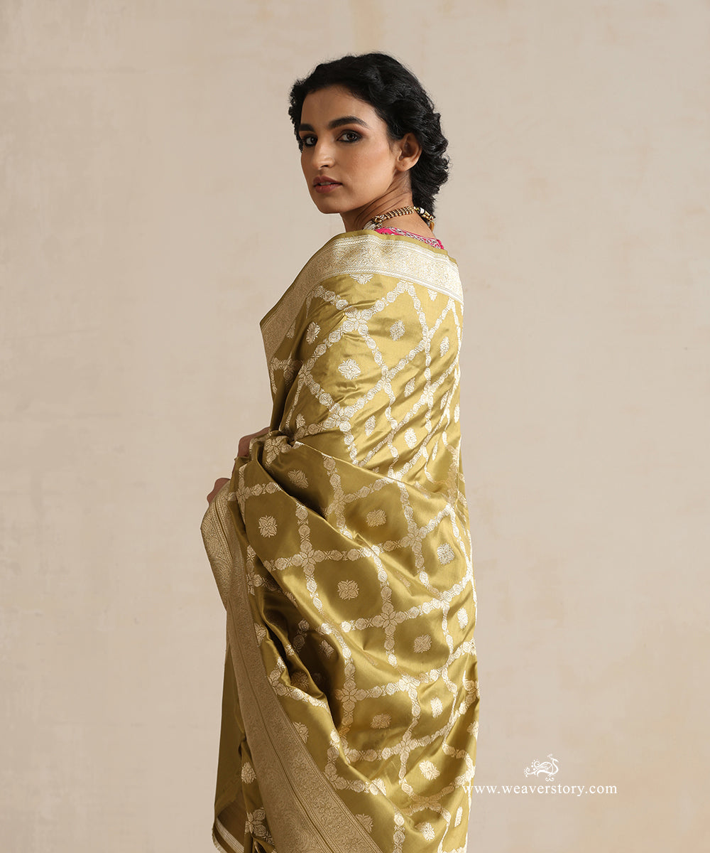 Henna_Green_Handloom_Pure_Katan_Silk_Banarasi_Saree_With_Jaal_WeaverStory_03