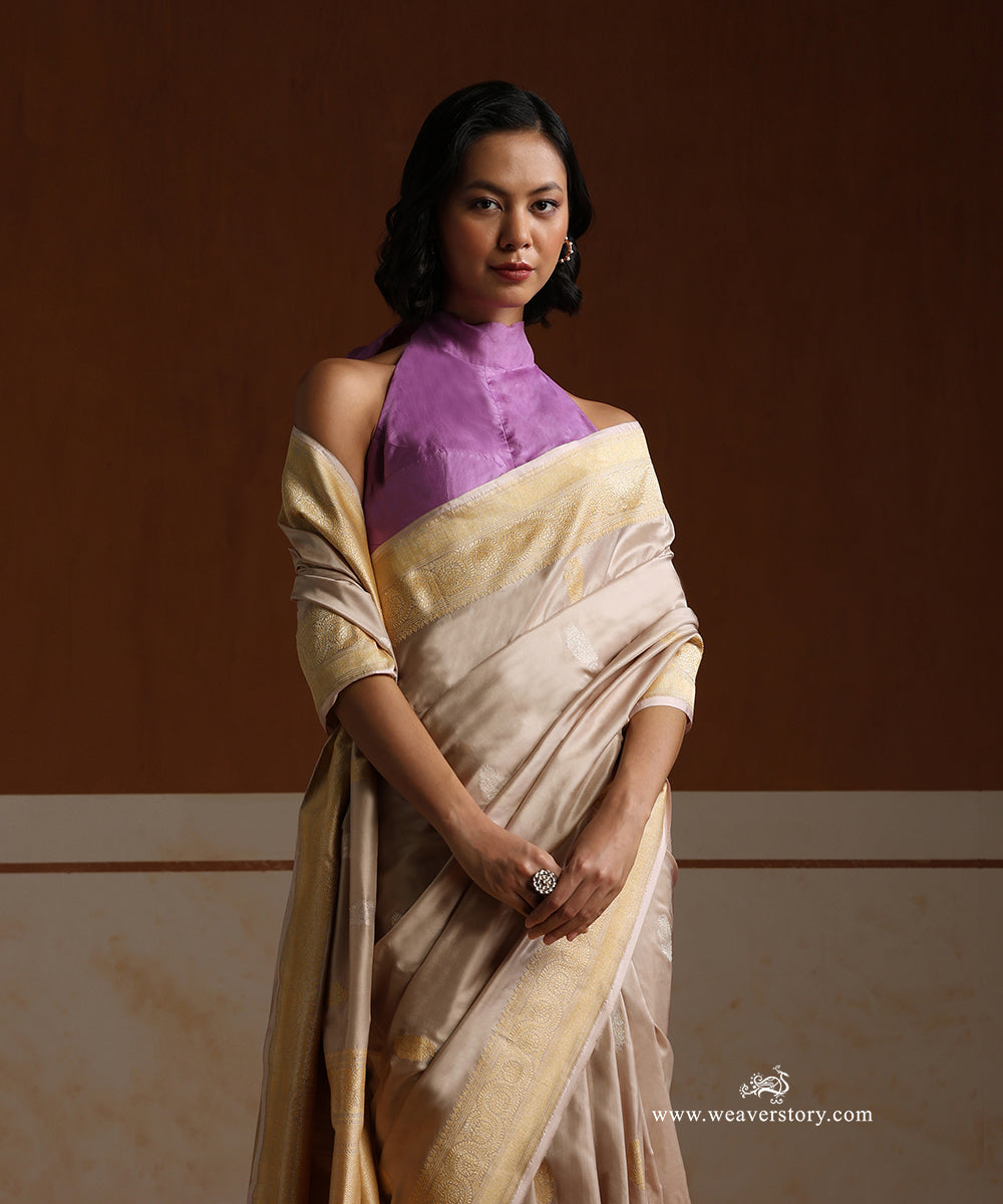 Handloom_Parle_Grey_Pure_Katan_Silk_Banarasi_Saree_All_Over_Sona_Rupa_Kadhwa_Booti_WeaverStory_02