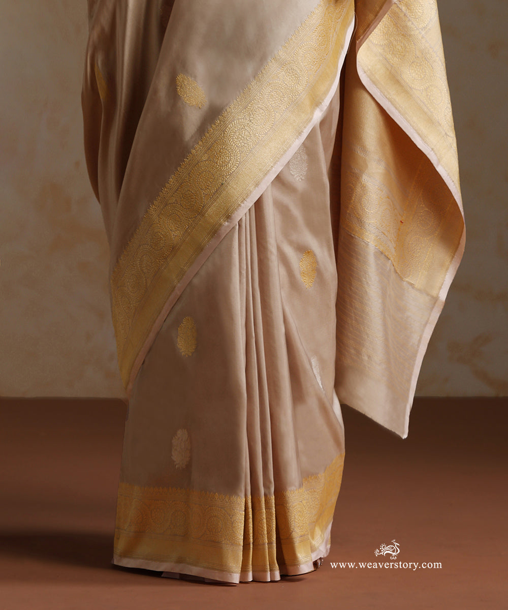 Handloom_Parle_Grey_Pure_Katan_Silk_Banarasi_Saree_All_Over_Sona_Rupa_Kadhwa_Booti_WeaverStory_04