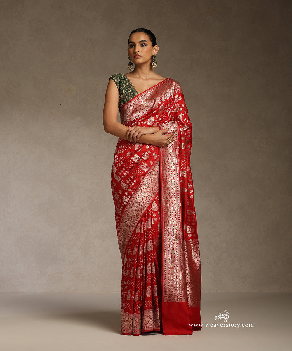 Red_Handloom_Pure_Katan_Silk_Banarasi_Cutwork_Saree_With_Paisleys_And_Mughal_Motifs_In_Gold_Zari_WeaverStory_01