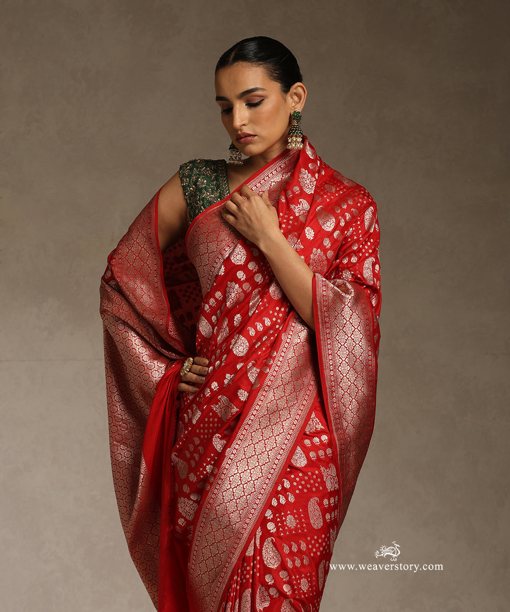Red_Handloom_Pure_Katan_Silk_Banarasi_Cutwork_Saree_With_Paisleys_And_Mughal_Motifs_In_Gold_Zari_WeaverStory_02