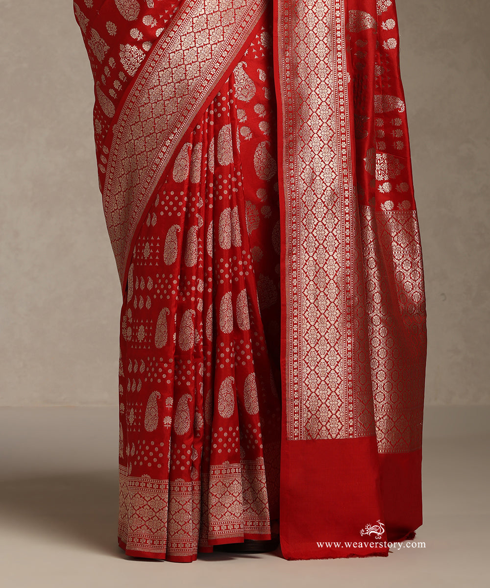 Red_Handloom_Pure_Katan_Silk_Banarasi_Cutwork_Saree_With_Paisleys_And_Mughal_Motifs_In_Gold_Zari_WeaverStory_04