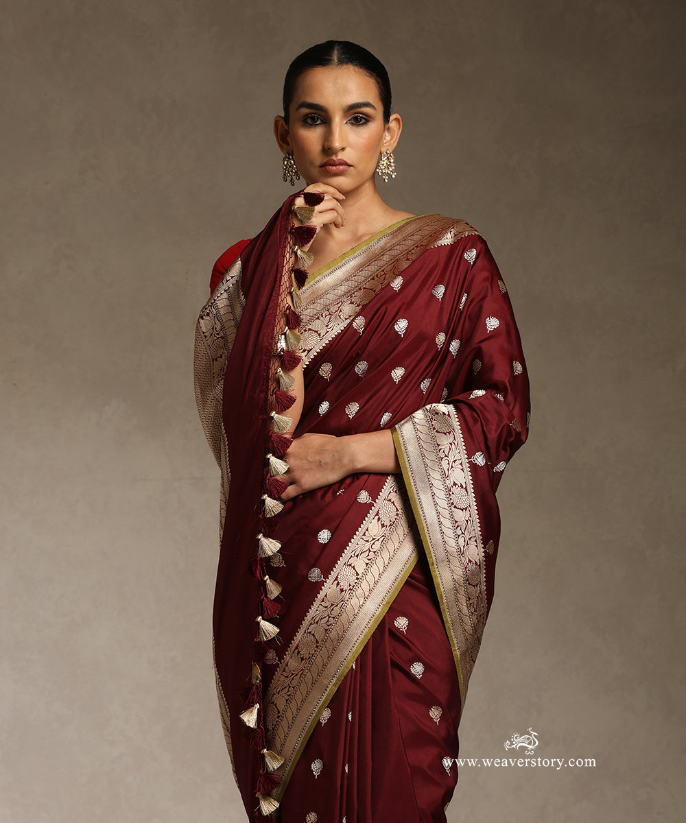 Coke_Brown_Handloom_Pure_Katan_Silk_Banarasi_Saree_With_Kadhwa_Booti_In_Sona_Rupa_Zari_And_Green_Selvedge_WeaverStory_02