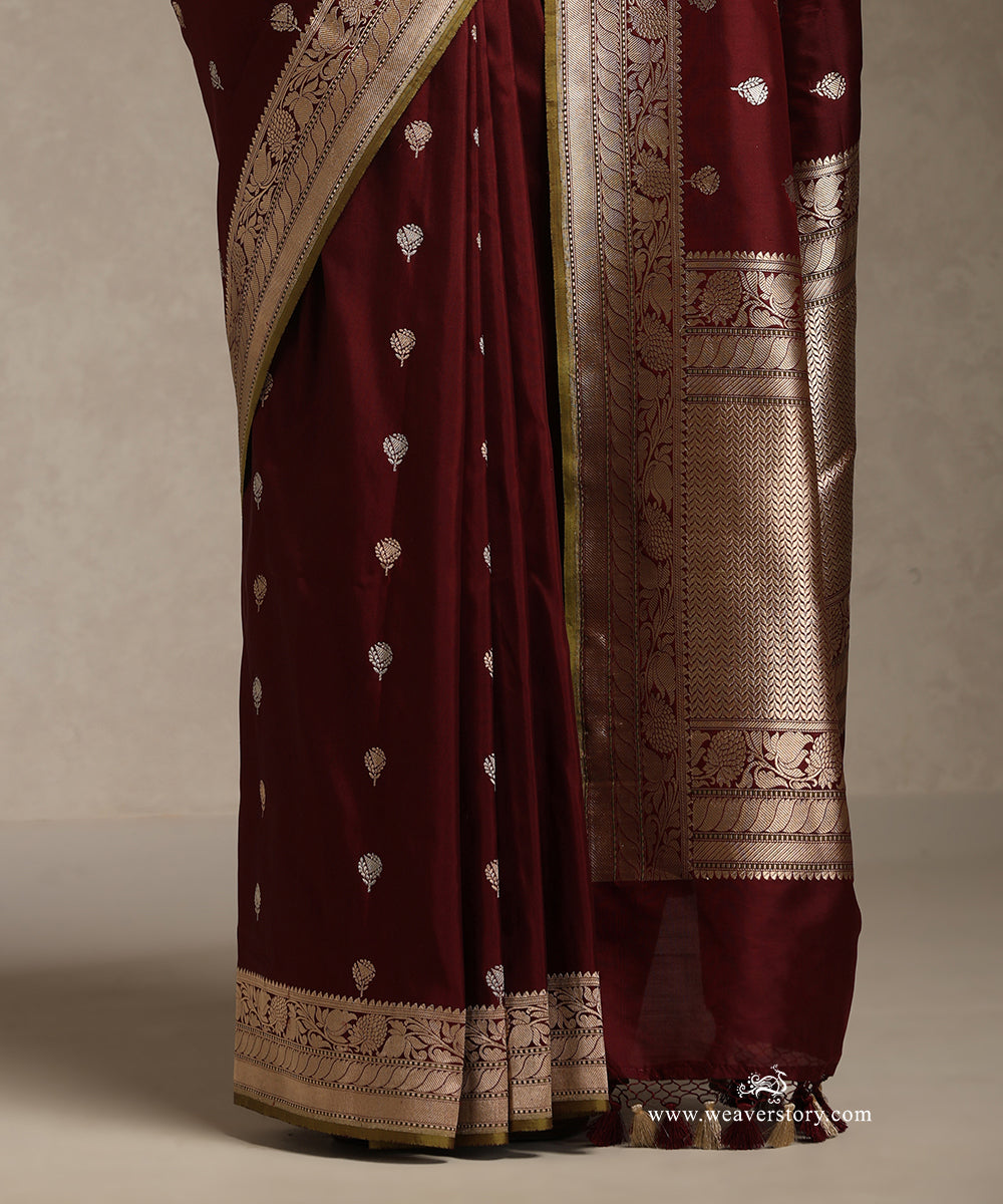Coke_Brown_Handloom_Pure_Katan_Silk_Banarasi_Saree_With_Kadhwa_Booti_In_Sona_Rupa_Zari_And_Green_Selvedge_WeaverStory_04